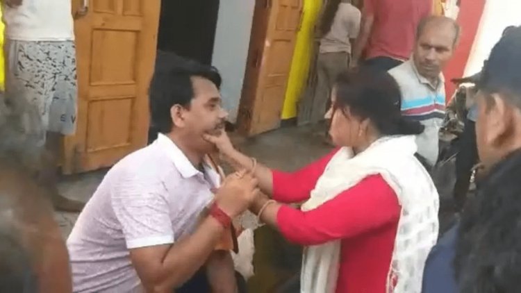 Bihar: भागलपुर के मंदिर कैंपस RJD लीडर का महिला ने पकड़ा कॉलर, गाली-गलौज, लगाये गंभीर आरोप
