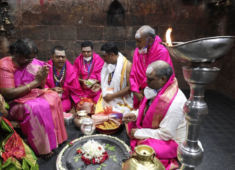Jharkhand: प्रसिडेंट द्रौपदी मुर्मू ने की बाबा बैद्यनाथ की पूजा