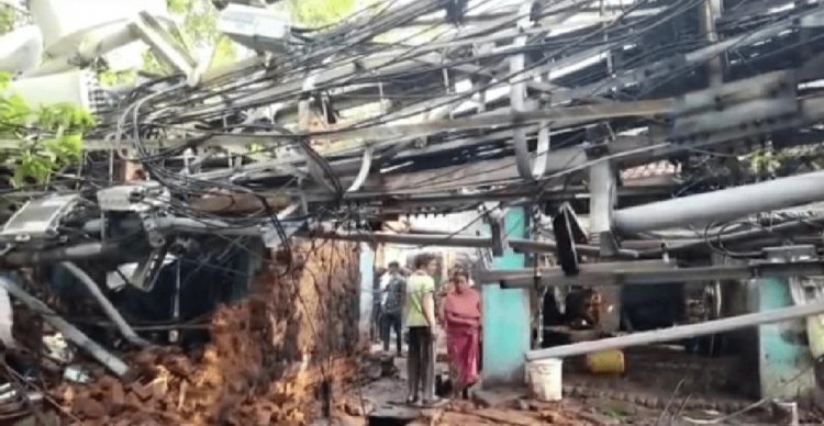 Dhanbad: मोबाइल टावर गिरा, आधा दर्जन घर क्षतिग्रस्त, बाल बाल बचे लोग