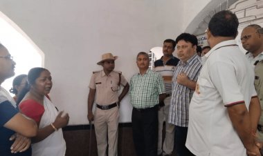 Dhanbad : DRM ने बेकसूर रेल स्टाफ के उतरवाये कपड़े, साहब की बीवी से कहा था- चप्पल उतारकर अंदर जाइए