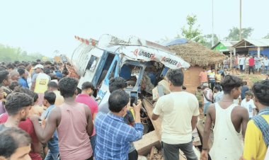 Jharkhand: पूर्वी सिंहभूम के बरसोल में भीषण रोड एक्सीडेंट में दो की मौत, ग्रामीणों ने किया रोड जाम 