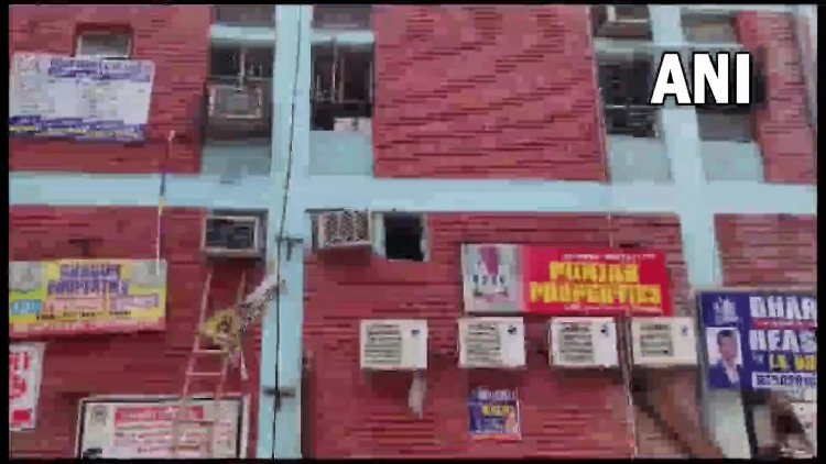 Mukherjee Nagar Fire : दिल्ली मुखर्जी नगर की कोचिंग में आग, थर्ड फ्लोर से रस्सी के सहारे स्टूडेंट्स ने जान बचाई