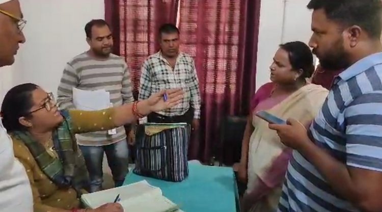 Dhanbad : जिला परिषद अध्यक्ष शारदा सिंह के साथ तोपचांची CHC प्रभारी डॉ स्वेता गुंजन ने किया दुर्व्यवहार