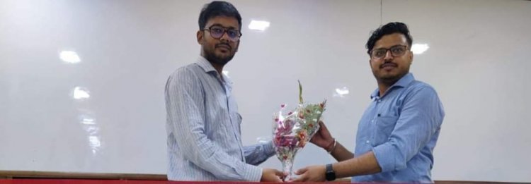 Dhanbad: प्रीतम एकेडमी में स्टूडेंट्स से मिले देवघर के जल संसाधन विभाग के SDO