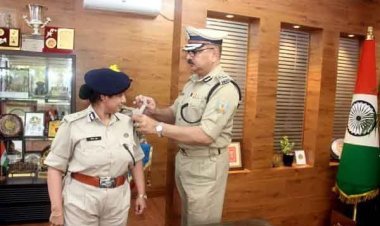 Jharkhand : ADG रैंक में प्रोमोट प्रिया दुबे को DGP ने बैच लगा कर किया सम्मानित