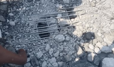 Bihar : खगड़िया में बूढ़ी गंडक नदी पर बने ब्रिज का हिस्सा धंसा, मची अफरातफरी