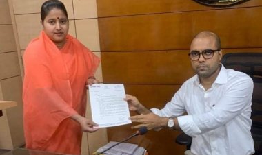 Dhanbad: झरिया की विभिन्न जनसमस्याओं के समाधान को ले रागिनी सिंह ने DC को सौंपा पांच सूत्री मांग पत्र