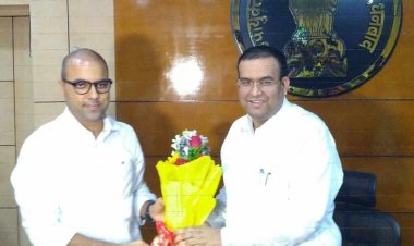 Dhanbad : जिले के 52वें डीसी के रूप में वरुण रंजन ने किया पदभार ग्रहण