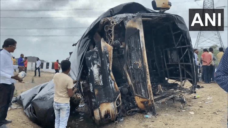 Maharastra Bus Accident: डिवाइडर से टकराकर बस में लगी आग, जिंदा जल गये 26 पैसेंजर