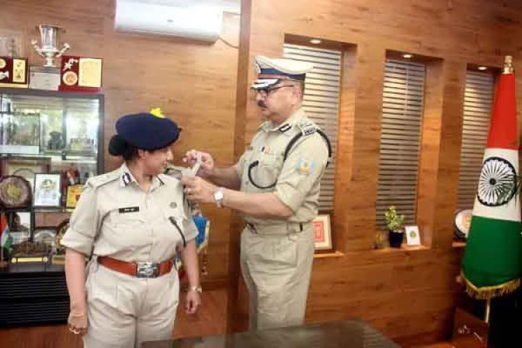 Jharkhand : ADG रैंक में प्रोमोट प्रिया दुबे को DGP ने बैच लगा कर किया सम्मानित