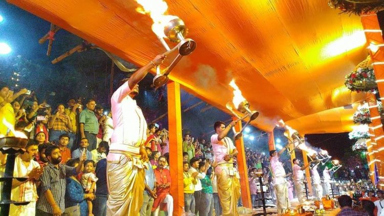 Dhanbad: गंगा आरती की तर्ज पर बेकारबांध राजेंद्र सरोवर पार्क में शिव महाआरती का आयोजन