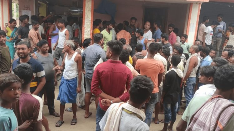 jharkhand : ऑफिस में बुलाकर लड़कियों से छेड़खानी करता था सरकारी स्कूल का प्रिंसिपल, परिजनों ने जमकर पीटा, घायल