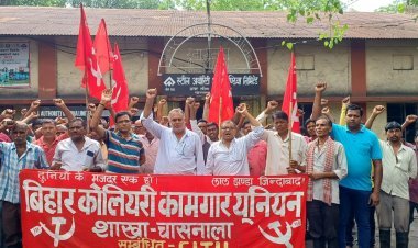 Dhanbad: SAIL की चासनाला कोलियरी के अंडरग्राउंड माइंस धरना पर बैठे 108 कंट्रेक्ट लेबर