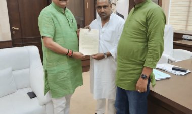 Dhanbad : सुपर स्पेशलिटी हॉस्पिटल बचाने की पहल, हेमंत व बन्ना से मिले MLA राज सिन्हा व कांग्रेस लीडर अशोक सिंह