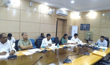 Dhanbad : डीसी ने सभी एईआरओ को एक्शन प्लान बनाकर कार्य पूरा करने का दिया निर्देश