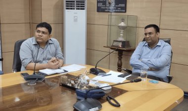 Dhanbad: DC ने की DMFT द्वारा संचालित विभिन्न योजनाओं की समीक्षा