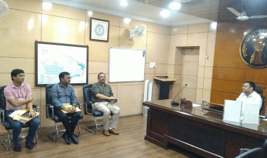 Dhanbad : जिले को स्वच्छ रखने, ट्रैफिक को सुदृढ़ करने के लिए डीसी ने की बैठक