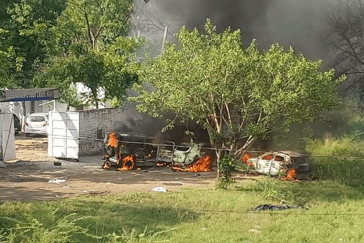Nuh Violence: नूंह में उपद्रवियों का तांडव, दो होमगार्ड की मौत, सात पुलिसकर्मी घायल, दर्जनों वाहनों को जलाया