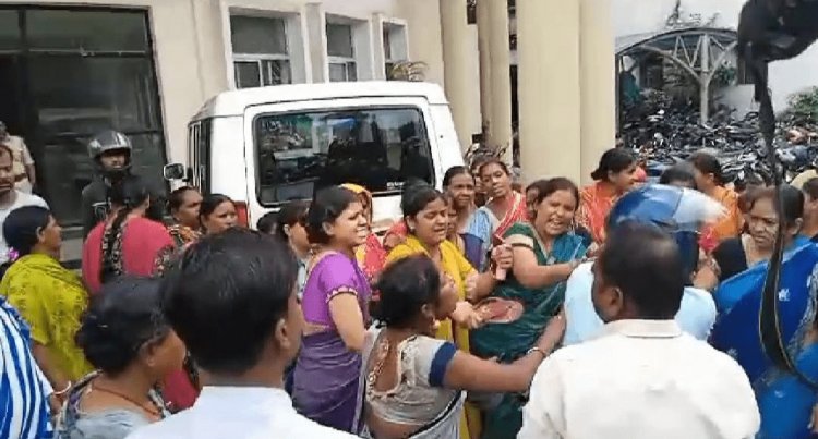 Dhanbad : प्रेगनेंट महिला की मौत, धनबाद पुलिस स्टेशन हंगामा, महिलाओं ने आरोपी पक्ष को चप्पल के पीटा