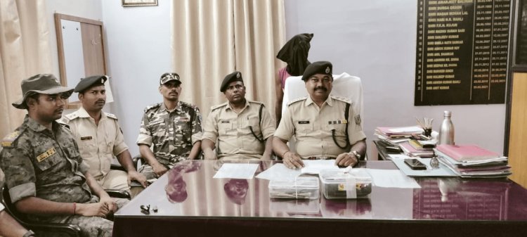 Jharkhand : खूंटी में PLFI नक्सली को पुलिस ने किया अरेस्ट, लेवी के रुपये और आर्म्स बरामद