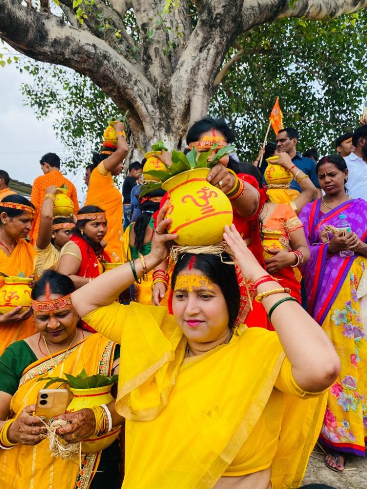 Dhanbad: सरायढेला न्यू मुरली नगर में श्री शिव मंदिर प्राण प्रतिष्ठा को ले निकली भव्य कलश यात्रा