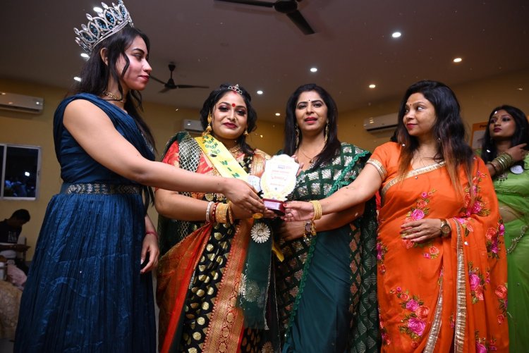 Dhanbad : सावन महोत्सव में "मिस" एंड "मिसेस" सावन क्वीन कॉन्टेस्ट का आयोजन