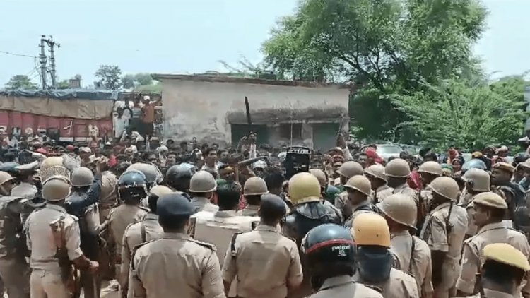 Uttar Pradesh: छात्रा से छेड़खानी के विरोध पर चचेरे भाई की मर्डर, महिलाओं ने किया पुलिस स्टेशन पर प्रदर्शन