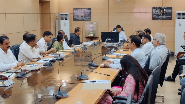 Dhanbad: डीसी ने की राजस्व विभाग की समीक्षा, हर सप्ताह प्रगति हासिल कर लंबित मामलों को निपटाने का निर्देश