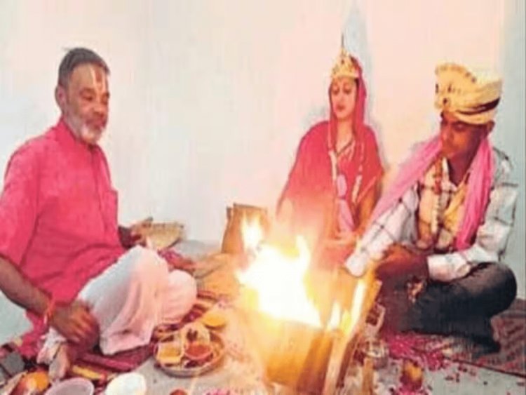 Uttar Pradesh: इकरा से प्रीति बनी मुस्लिम युवती, आकाश संग लिए सात फेरे, लव में दोनों ने छोड़ा घर