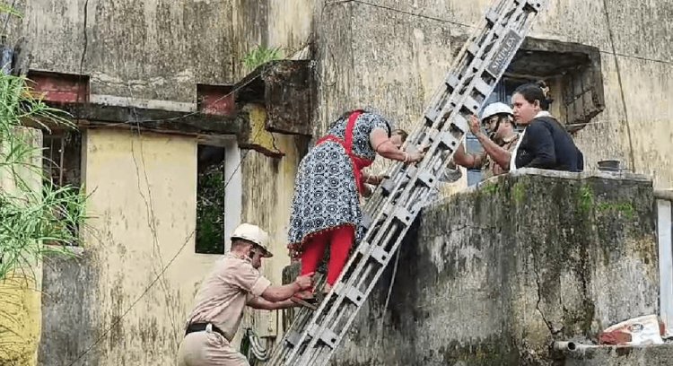 Bokaro : बोकारो स्टील सिटी के आवासीय क्वार्टर की सीढ़ी ढही, घरों में फंसे 21लोगों को रेस्क्यू कर निकाला