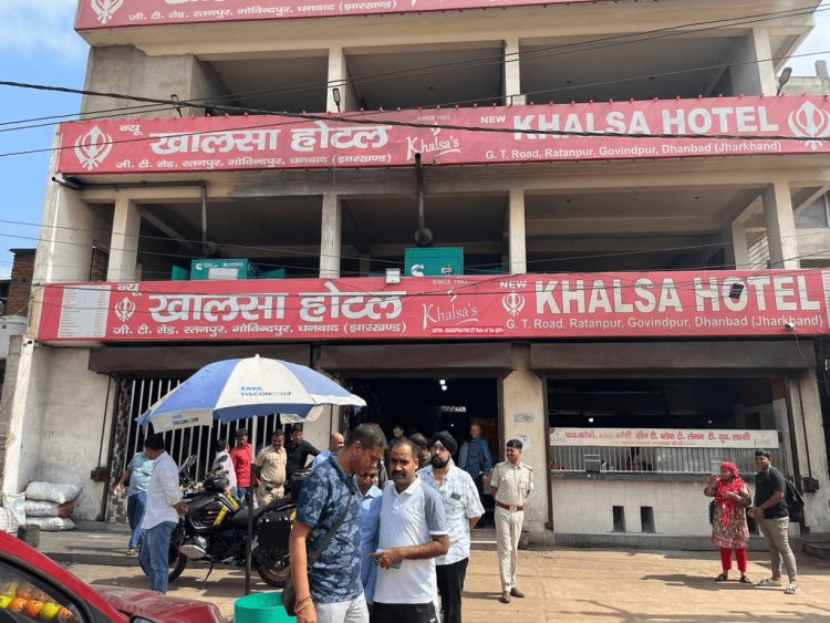 Dhanbad: गोविंदपुर के न्यू खालसा होटल के बाहर क्रिमिनलों ने सुतली बम फोड़ा, दहशत फैलाने की कोशिश