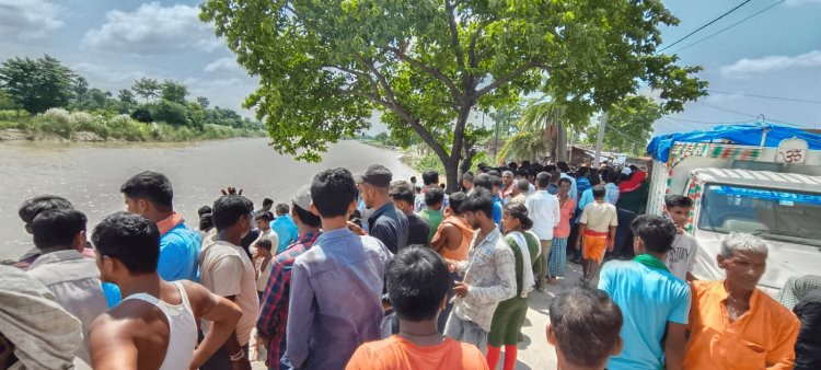 Bihar: मुजफ्फरपुर में स्कूली बच्चों से भरी नाव बागमती नदी में पलटी, 18 को सुरक्षित निकाला गया, कई अभी भी लापता