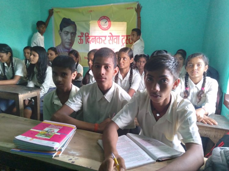 Dhanbad: ओम दिनकर सेवा ट्रस्ट का निबंध प्रतियोगिता और कविता पाठ
