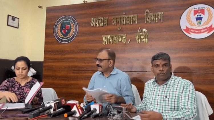 Jharkhand: RBL बैंक से 1.10 करोड़ की धोखाधड़ी मामले में तीन अरेस्ट, पांच मोबाइल, चार POS मशीन व 15 ATM जब्त