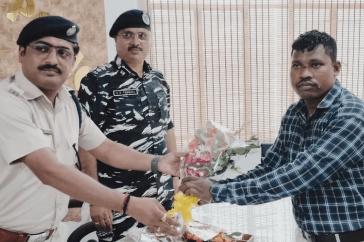 Jharkhand: लातेहार पुलिस की बड़ी उपलब्धि, JJMP का सब जोनल कमांडर कमलेश सिंह ने किया सरेंडर