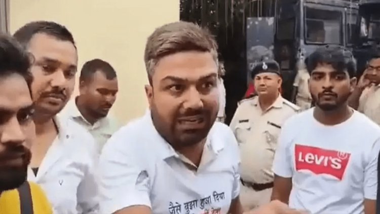 Youtuber Manish KashYap द्वारा कोर्ट कैंपस मीडिया से बातचीत मामले में कार्रवाई, चार पुलिसकर्मी सस्पेंड