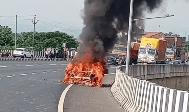 Jharkhand: रामगढ़ से रांची जा रही रेंज रोवर कार अचानक लगी आग, बीच रोड पर धू-धू कर जल गयी