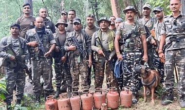 Jharkhand : लातेहार में सुरक्षाबलों को उड़ाने की नक्सली साजिश विफल, बूढ़ा पहाड़ से सात सिलेंडर बम व दो टिफिन बम बरामद