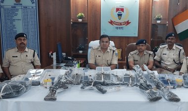 Jharkhand : चतरा में नक्सली संगठन टीएसपीसी के दो सबजोनल कमांडर समेत पांच उग्रवादी अरेस्ट, आर्म्स व गोलियां बरामद