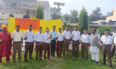 Dhanbad : RSS स्वयंसवेकों ने मनाया विजयादशमी उत्सव, किया शस्त्र पूजन  