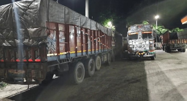 Jharkhand: धनबाद-गिरिडीह के बॉर्डर पर फंसी कोयला लदा सैकड़ों ट्रक