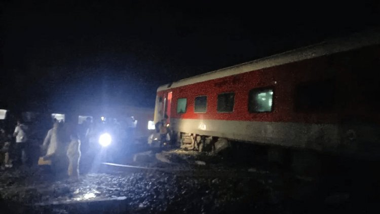 Bihar Train Accident : बिहार में नार्थ ईस्ट एक्सप्रेस डि-रेल, चार पैसेंजर की मौत, 100 से अधिक घायल