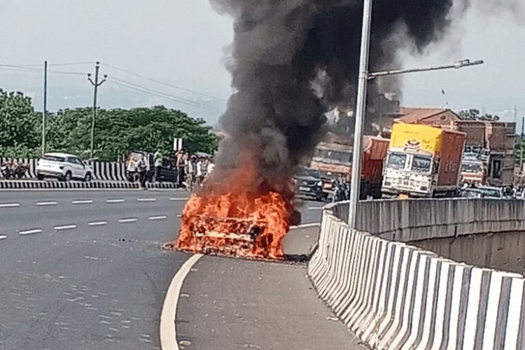 Jharkhand: रामगढ़ से रांची जा रही रेंज रोवर कार अचानक लगी आग, बीच रोड पर धू-धू कर जल गयी