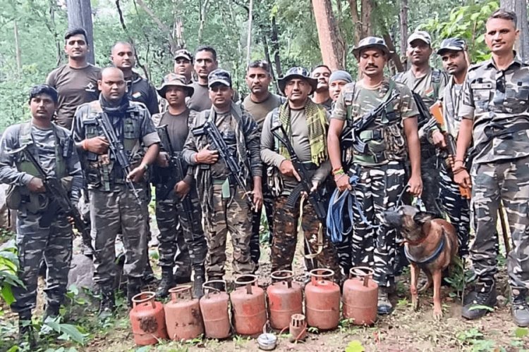 Jharkhand : लातेहार में सुरक्षाबलों को उड़ाने की नक्सली साजिश विफल, बूढ़ा पहाड़ से सात सिलेंडर बम व दो टिफिन बम बरामद