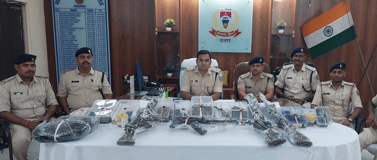 Jharkhand : चतरा में नक्सली संगठन टीएसपीसी के दो सबजोनल कमांडर समेत पांच उग्रवादी अरेस्ट, आर्म्स व गोलियां बरामद