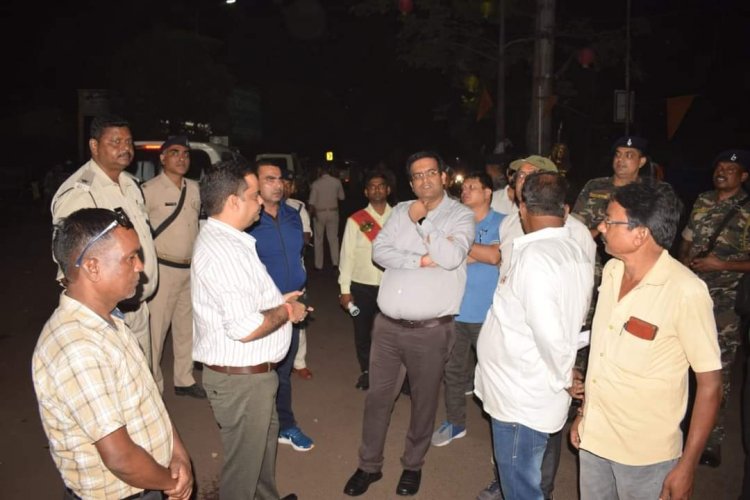 Dhanbad : DC ने जिला प्रशासन की टीम के साथ देर रात दुर्गा पूजा पंडालों का किया निरीक्षण