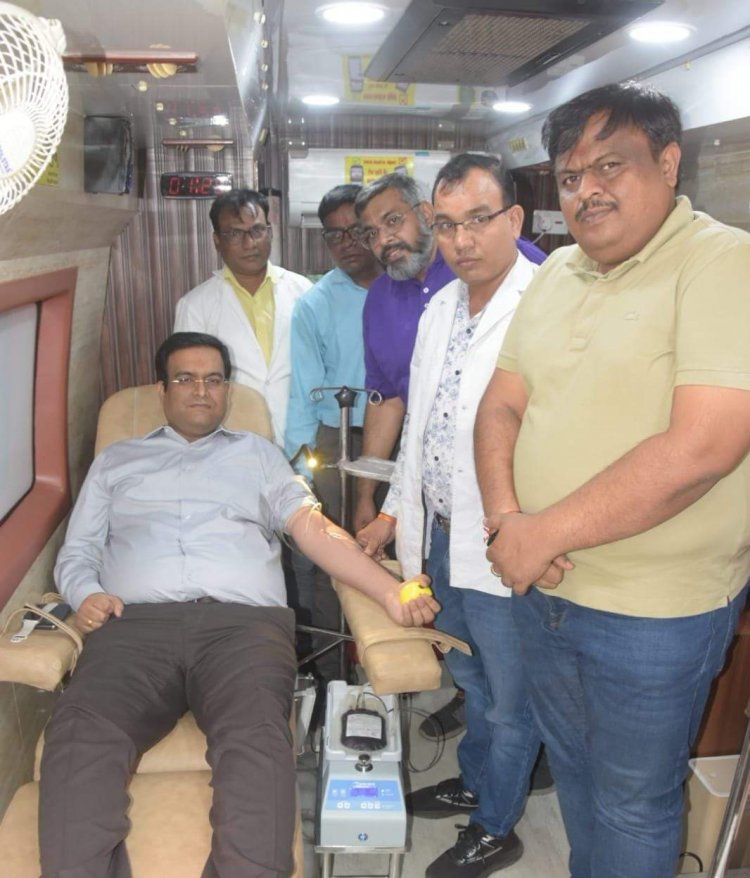 Dhanbad : DC ने रक्तदान कर किया रोटरी ब्लड कलेक्शन वैन का शुभारंभ
