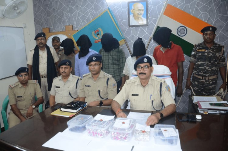Dhanbad: पुलिस को मिली बड़ी सफलता, लूट की ढाई किलो चांदी और पिस्टल के साथ पांच अरेस्ट