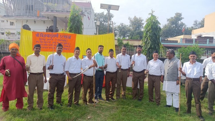 Dhanbad : RSS स्वयंसवेकों ने मनाया विजयादशमी उत्सव, किया शस्त्र पूजन  