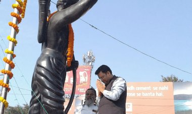 Dhanbad:DC,SSP ने  धरती आबा बिरसा मुंडा को श्रद्धांजलि अर्पित किया